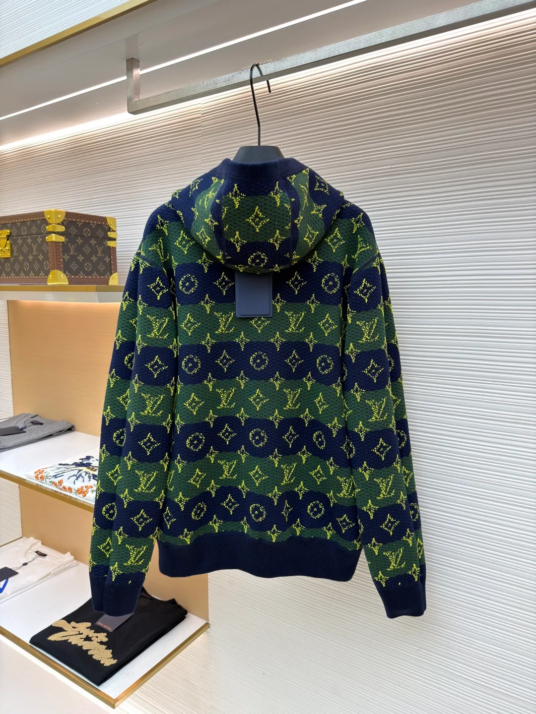 LOUIS VUITTON double-sided cotton-wool blended knitted hoodie ●Original version: Purchased and developed for 27999 ●Item number: 1681379-C50 ●Fabric: cotton fabric ●Technology: knitted jacquard production ●Color: blue-green ●Version: fitted version ●Weight: about 1415 grams ●Size: S-M-L-XL ●Description: Made of cotton-blend knitted fabric, one side is fully printed with the brand's classic Monogram pattern, with green and blue contrasting colors and jacquard craftsmanship, which makes the brand recognizable; the other side is mainly navy blue, with brand letters embroidered on the chest, which is simple and elegant; the hooded design is casual and casual, and can be worn in two ways to unlock various styles to meet the needs of different dressing scenes; the overall version is loose and comfortable, and is tolerant, making it easy to create a trendy and high-end sense. This jacket adopts a double-sided design. One side is mainly navy blue with fluorescent green brand letter jacquard, and the other side is a full-length LV classic logo jacquard spliced ​​with navy blue and green stripes, presenting a diverse style. It has a hooded design and a brand-customized gold zipper, which makes it luxurious and easy to put on and take off. In the weaving process, precision jacquard knitting technology is used. The pattern texture on the front and back sides is clear and three-dimensional, and the yarn is woven tightly and evenly, ensuring that the fabric is soft, skin-friendly and has a good crisp feel. The double front chest pocket design is both practical and beautiful. From jacquard weaving to zipper material selection, every process reflects the brand's strict requirements for craftsmanship. It combines double-sided wear creativity with high-end knitting technology to present a luxurious item with both fashionable recognition and wearable texture. The overall wiring is straight and delicate, the fabric is comfortable and soft, and the color is consistent without color difference. It can be matched with the same style to create a fashionable look and control various occasions. Customized accessories, complete with three standards, same style for men and women!